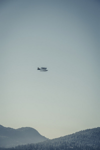 漂浮的飞机在空中