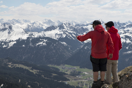 两个徒步旅行，享受着从 aggenstein 山的景色