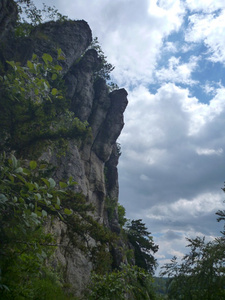 攀岩区的石灰岩岩石 frenkenjura