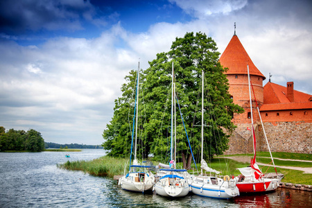 在立陶宛特拉凯城堡附近的湖岸边停泊的船只, 前往波罗的海国家