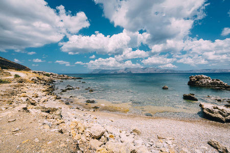 希腊克里特岛的天空和云彩的岩石和海滩全景。夏季期间, 有晶莹清澈的水和岩石形成的壮观的蓝天。希腊欧洲