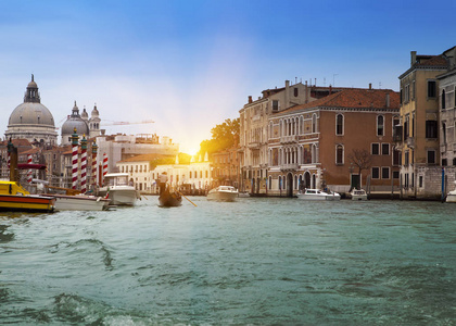 意大利。威尼斯。大运河与小船