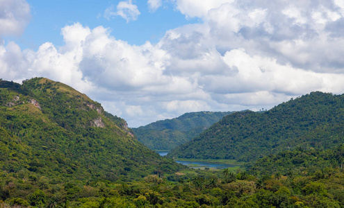 公园自然 Topes de Collantes。Escambray 在西恩富戈斯省中部山地系统中的山脉观