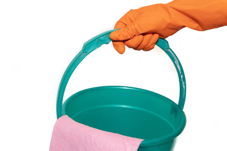 白色背景上的水桶。手套挂在塑料桶上。塑料蓝色和绿色桶在白色背景。洗涤地板桶