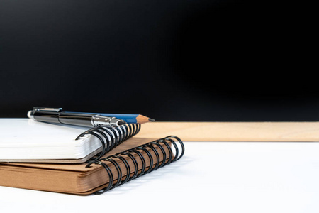 经典毕业学校背景与教育设备钢笔, 铅笔, 书和篮板与 copyspce。教育背景或回到学校概念