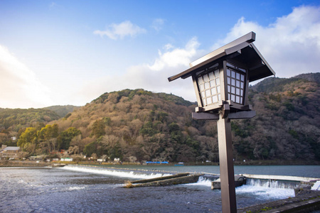 日本京都桂河附近的日式路灯灯笼
