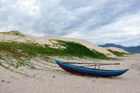 沙滩海沙的渔船