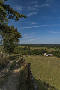 在炎热的蓝天天, 波希米亚西部 Kraslice 镇附近的牧场