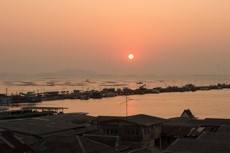 沿海城市的泰国，泰国渔船在日落时在港口。斯里兰卡拉查，泰国