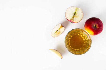新鲜的苹果汁在白色的背景。食品概念