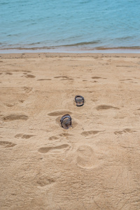 在海滩上的凉鞋