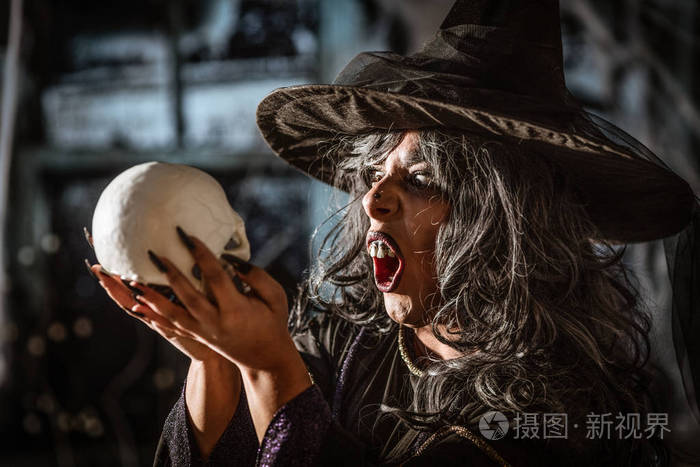 巫婆的画像与可怕的面孔和谈话对魔术头骨