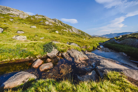 风景旅行途中到 kjerag 的石头在山 kjeragbolten 挪威自然, 山, 完全自由的感觉在日落