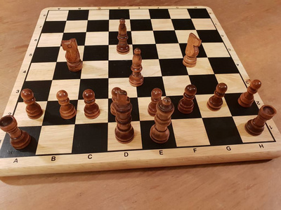 如何玩棋盘游戏棋。即兴创作和不同的角度棋集, 棋子和棋盘。黑白图和棋盘游戏