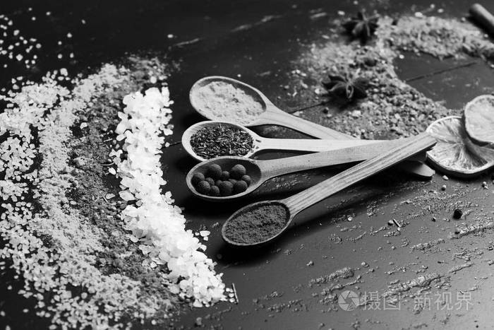 食品艺术概念.暗灰色背景香料套装