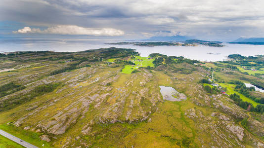 挪威海岸景观与海岛空中无人机看法
