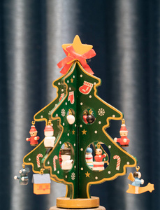 彩绘木制圣诞树, 背景蓝色, 复制空间