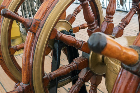 一艘旧帆船的双舵轮