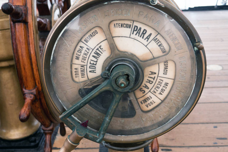 船长桥上的旧航海船控制面板图片