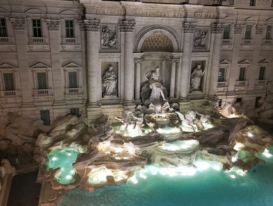 在罗马，意大利的特雷维喷泉夜鸟瞰图