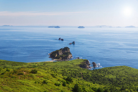 俄罗斯远东海域有岩石的美丽海岸线景观