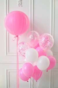 第一个生日。很多气球。孩子的生日。节日聚会装饰品