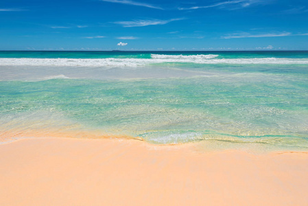 在天堂岛上的沙滩和绿松石海。暑假和旅行概念