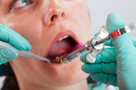关闭牙医办公室的女性病人的照片龋齿治疗前接受牙科麻醉