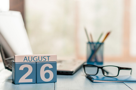 8 月 26 日。月，木制彩色日历上旅行工作场所背景的第 26 天。夏天的时间。文本为空的空间