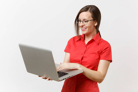 美丽的年轻的商业教师的肖像女性用户在红色衬衫眼镜工作打字在笔记本电脑 pc 上隔离的白色背景。高中大学理念下的教育或教学