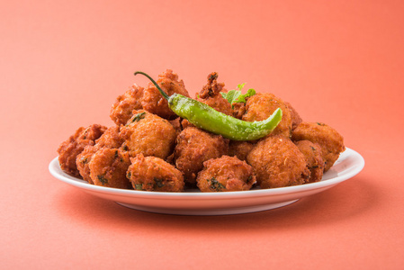 美味的美味和美味的印度 moong dal vada 或 moong dal pakoda 或 moong vada 或 pak