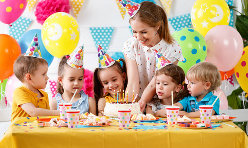 孩子们的生日。快乐的孩子与蛋糕和气球