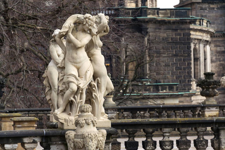 雕像周围 Nymphenbad 在巴洛克茨温格宫宫殿在德国德累斯顿, 阳光明媚的春天天