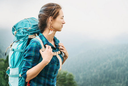 美丽的徒步旅行者年轻女人