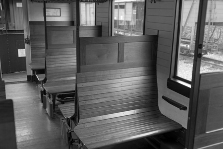 在老火车空木制座椅图片