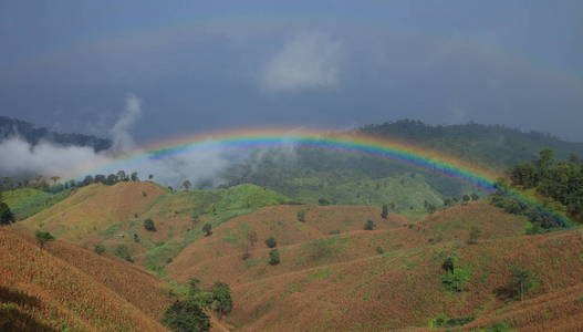在山上的彩虹。暴雨后的景观气氛