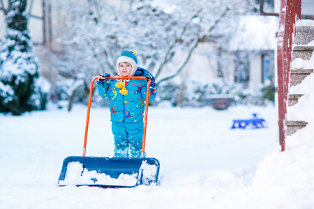 在冬天，在户外玩雪的小小孩男孩