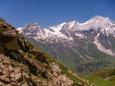 奥地利阿尔卑斯的全景从大格洛克纳山高高山路与冰川山瀑布和草甸
