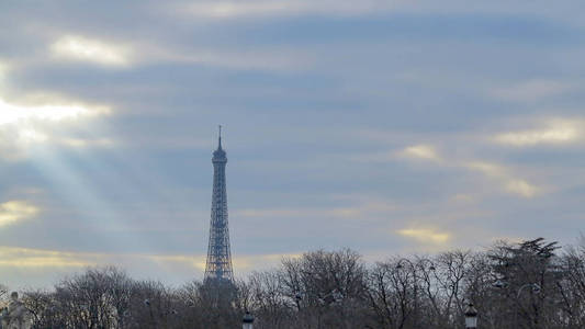 在法国巴黎的埃菲尔铁塔的视图