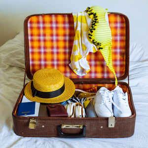 带衣服的手提箱准备旅行。旅游理念。复制空间