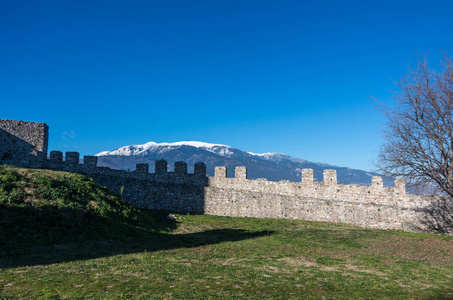 中世纪城堡的墙壁 Platamonas 与奥林巴斯山在背景。皮埃里亚, 希腊