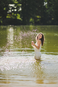 一个女孩站在 6340 池里的水的肖像
