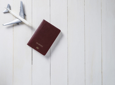飞机旅行的白色的木桌和护照