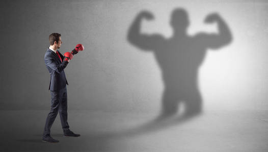 商人与他专横的影子搏斗