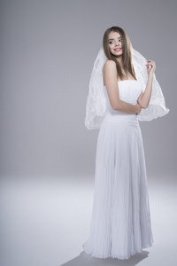 穿着白色婚纱的美丽新娘。