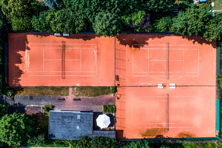 小当地网球场的鸟瞰图, 用于娱乐和网球训练。从上面看到的户外运动区域