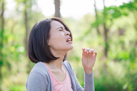 女人在森林里病了, 心情不好。