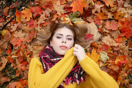 美丽, 人, 季节和健康概念美丽的女孩躺在黄色的红叶秋叶