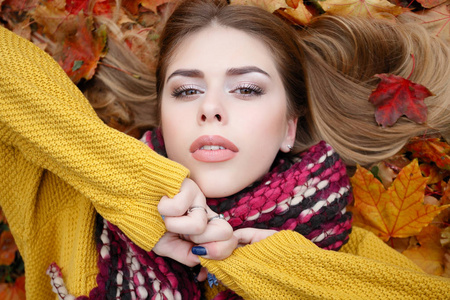 美丽, 人, 季节和健康概念美丽的女孩躺在黄色的红叶秋叶