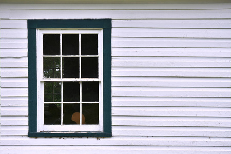 用白色和绿色油漆的旧木制窗户的图像